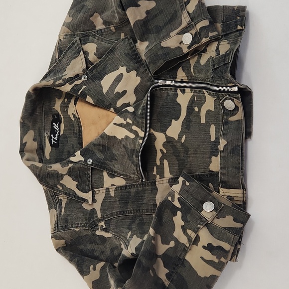 Thrill Camo Cropped Jacket. Asymmetric Zipper. Size Jrs. 1X - Picture 9 of 12